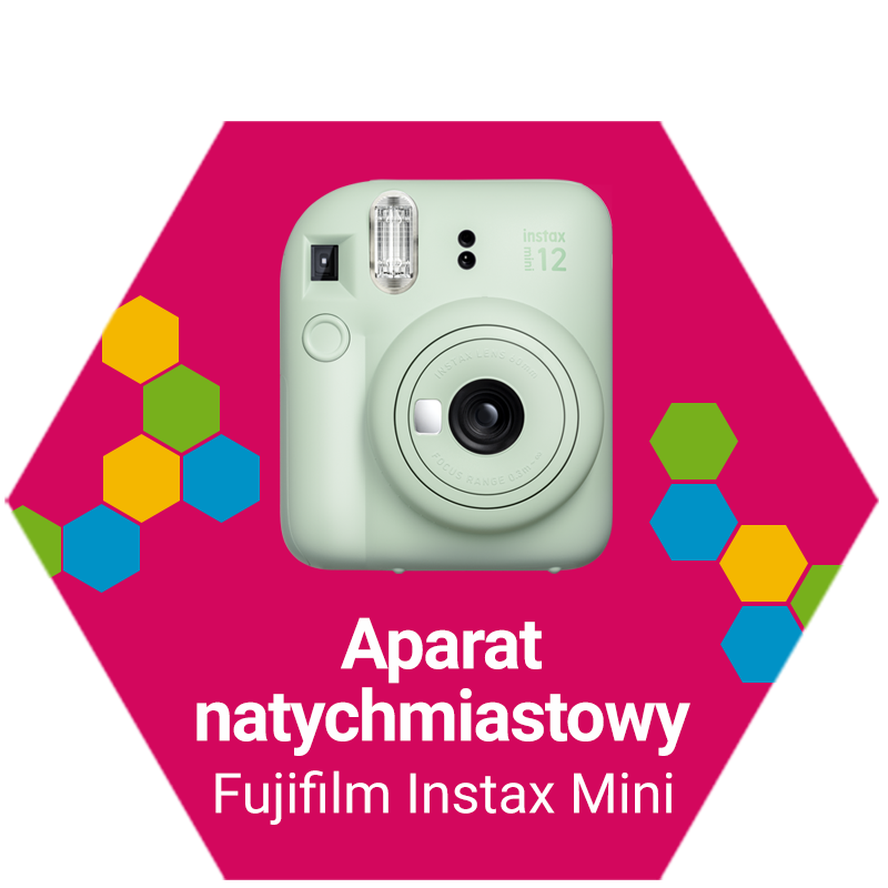 Grafika przedstawiająca aparat natychmiastowy Fujifilm Instax Mini, pokazany na różowym tle z kolorowymi elementami w kształcie sześciokątów.