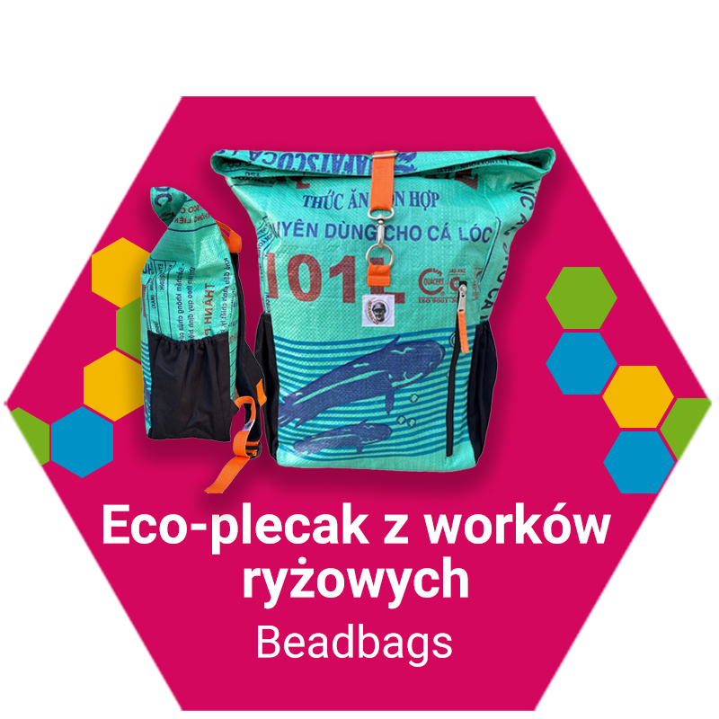 Grafika przedstawiająca ekologiczny plecak Beadbags wykonany z worków ryżowych, pokazany na różowym tle z kolorowymi elementami w kształcie sześciokątów.